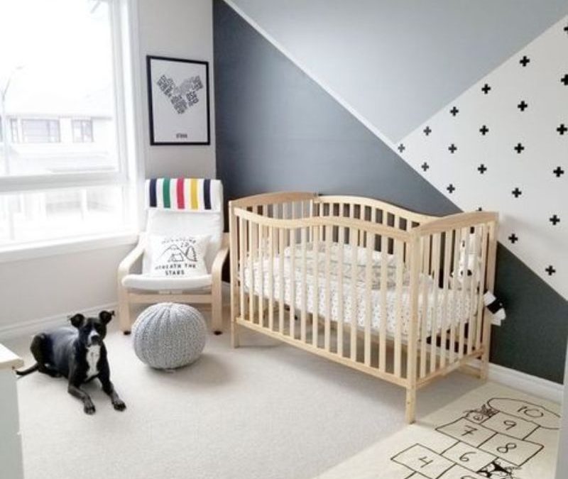 Guía para crear un cuarto de bebé silencioso con ventanas antiruido en la ciudad