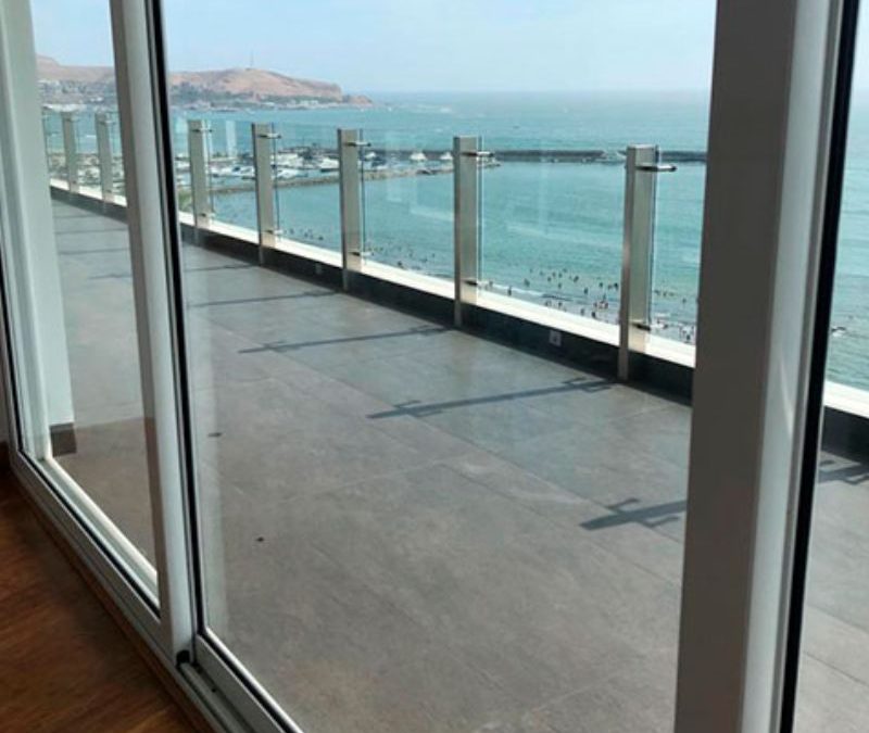 Checklist antes de contratar una empresa para instalar mamparas en tu balcón