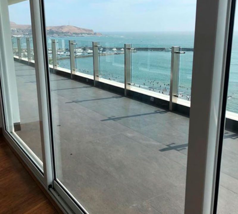 Checklist antes de contratar una empresa para instalar mamparas en tu balcón