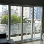 El balcón como extensión del hogar cómo usar mamparas para crear una zona de lectura o descanso