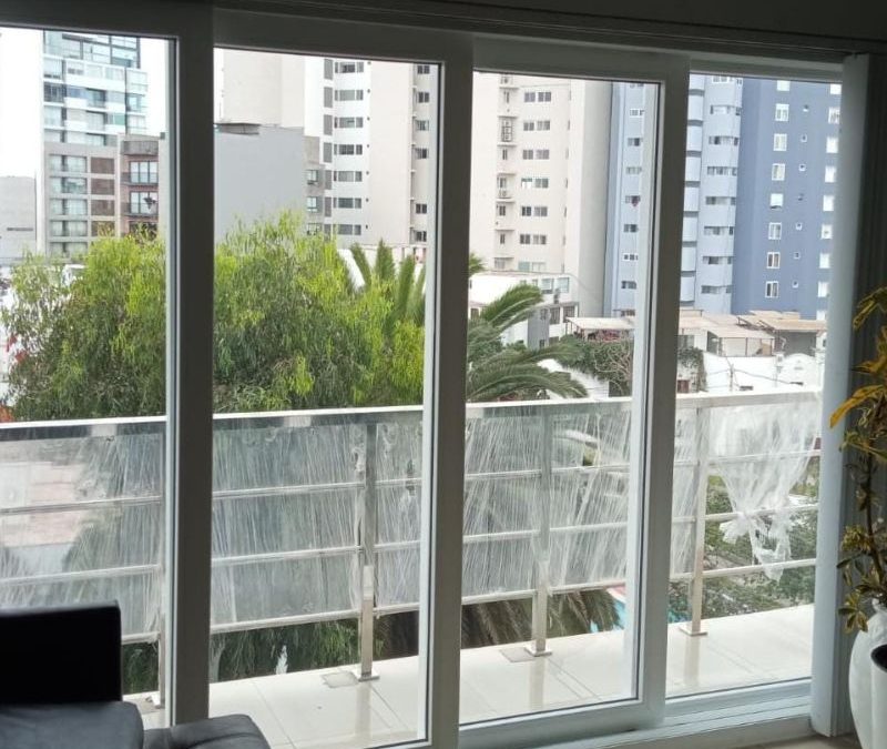 El balcón como extensión del hogar cómo usar mamparas para crear una zona de lectura o descanso