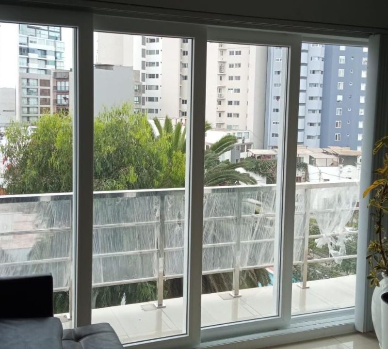 El balcón como extensión del hogar cómo usar mamparas para crear una zona de lectura o descanso