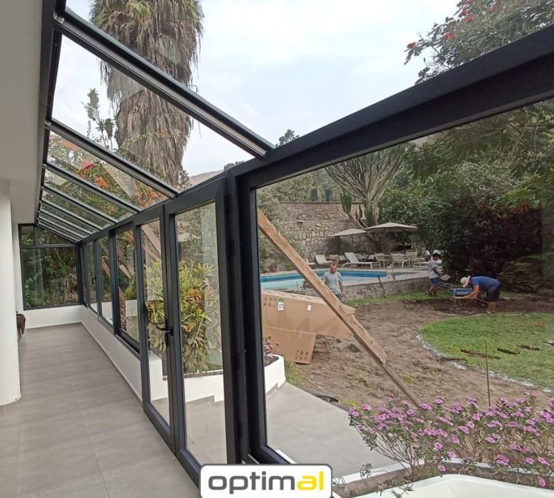 La historia de las mamparas de vidrio cómo evolucionaron en la arquitectura moderna