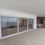 Mamparas como elemento decorativo integración con muebles y plantas para balcones urbanos