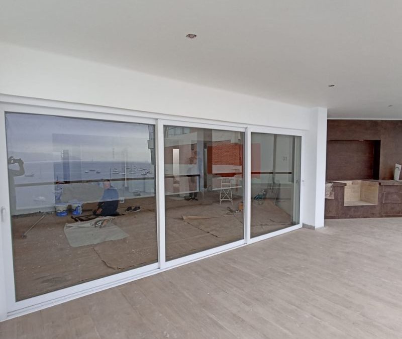 Mamparas como elemento decorativo integración con muebles y plantas para balcones urbanos