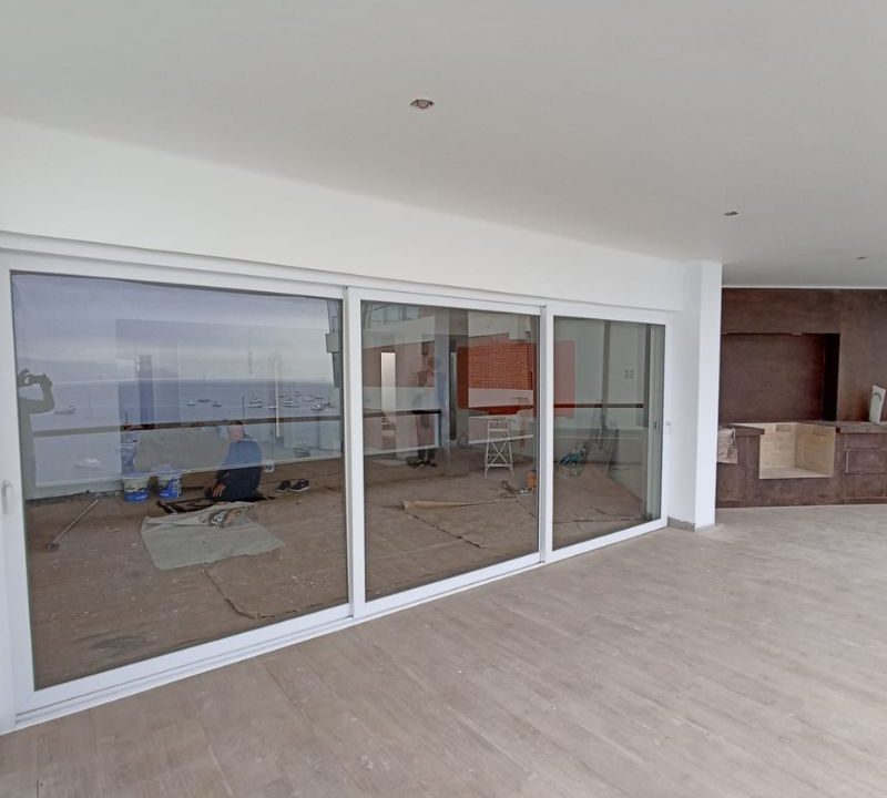 Mamparas como elemento decorativo integración con muebles y plantas para balcones urbanos