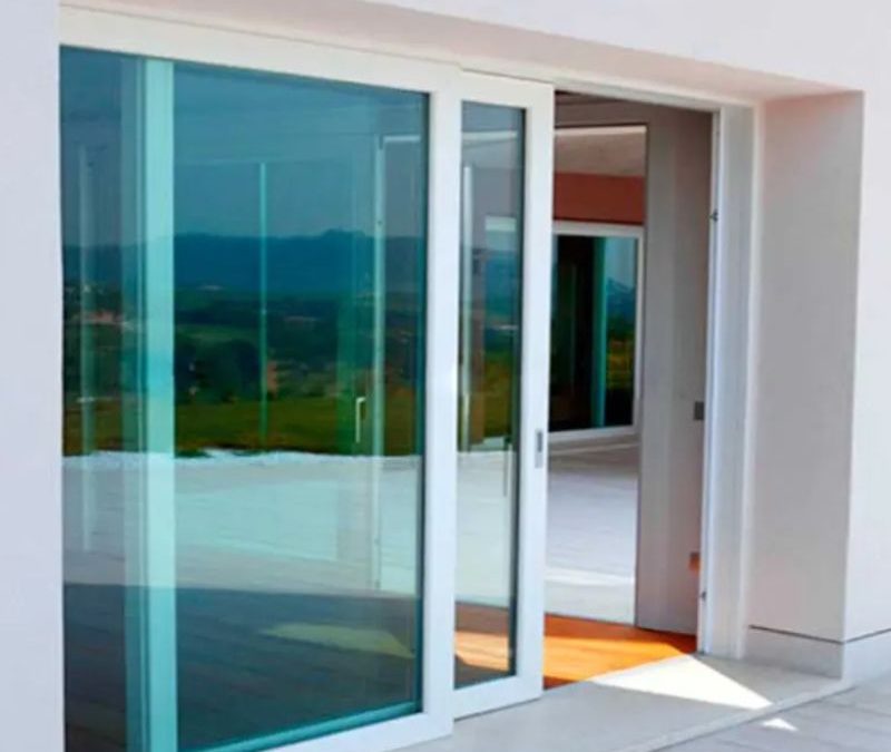 Mamparas de PVC para exteriores diseño y resistencia para terrazas en Lima