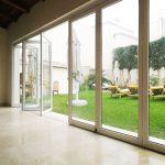 Mamparas de aluminio vs. mamparas de PVC para balcones ¿cuál elegir en 2025