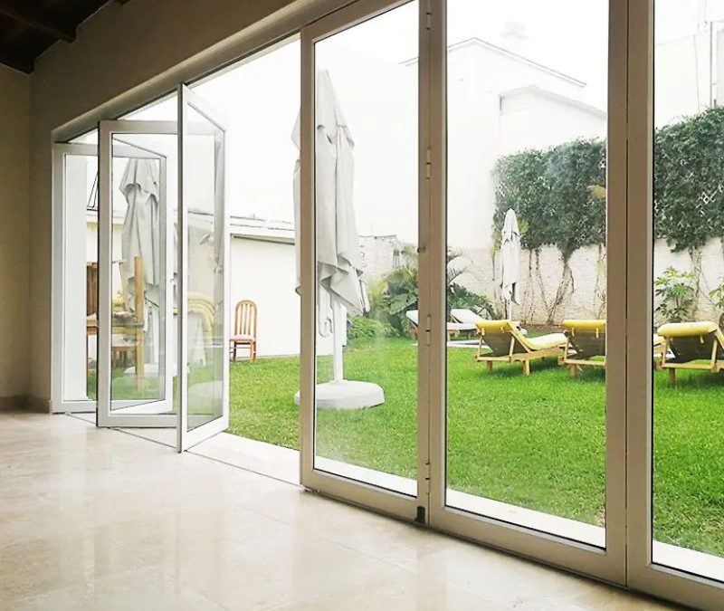 Mamparas de aluminio vs. mamparas de PVC para balcones ¿cuál elegir en 2025