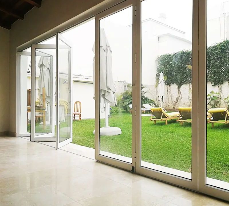 Mamparas de aluminio vs. mamparas de PVC para balcones ¿cuál elegir en 2025