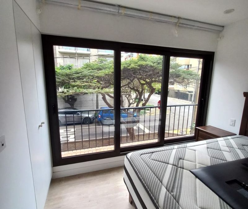 Mamparas para balcones resistentes al viento y la humedad en climas costeros