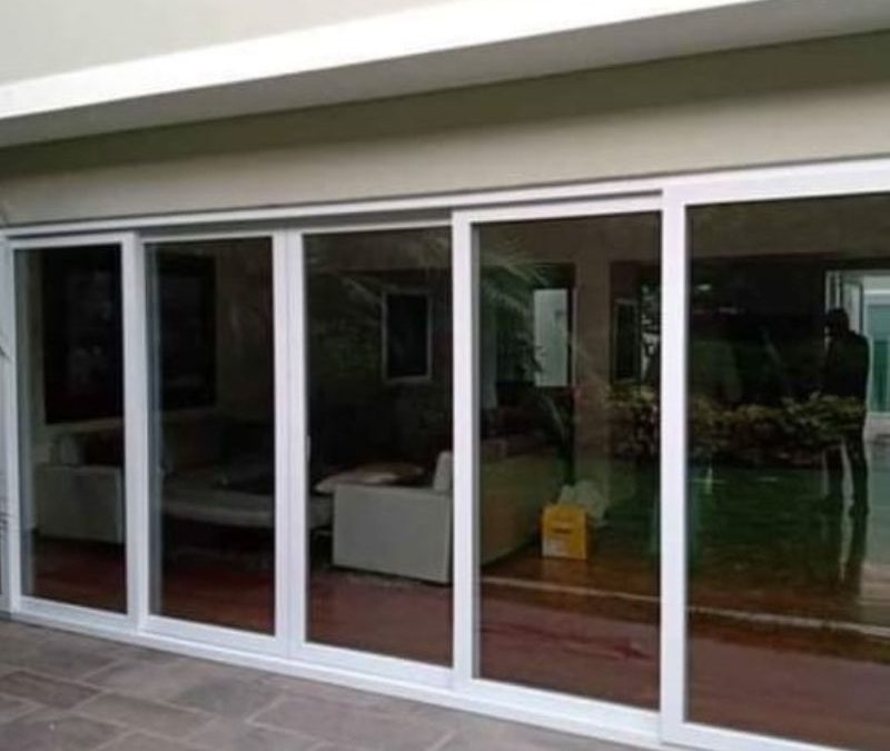 Mantenimiento eficaz de mamparas de PVC vs. vidrio tips para prolongar la vida útil