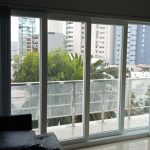 Qué tipos de mamparas existen para balcones pequeños y cómo aprovechar el espacio