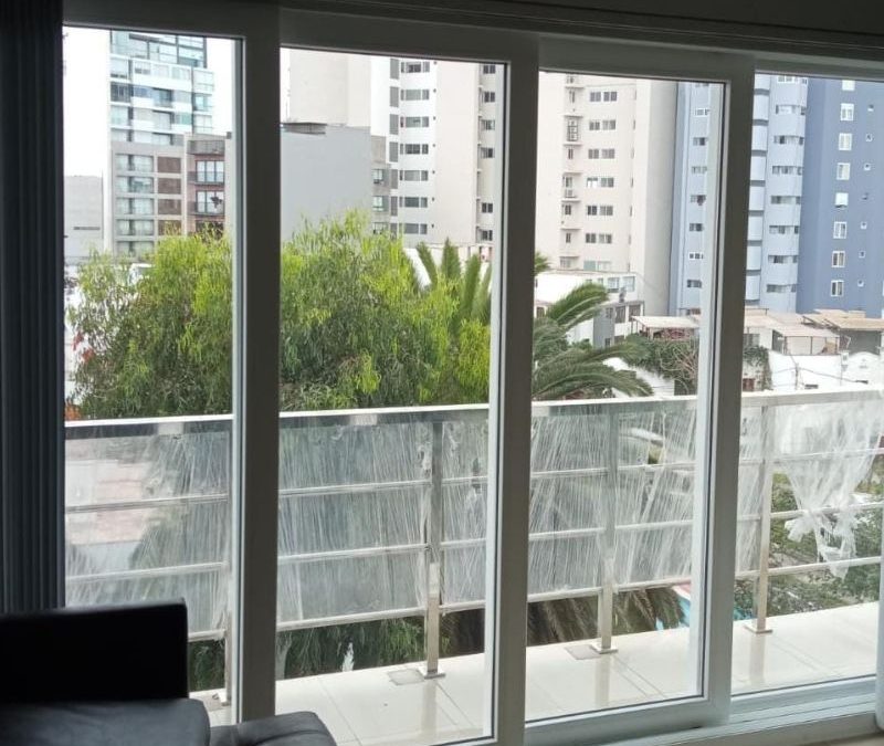 Qué tipos de mamparas existen para balcones pequeños y cómo aprovechar el espacio