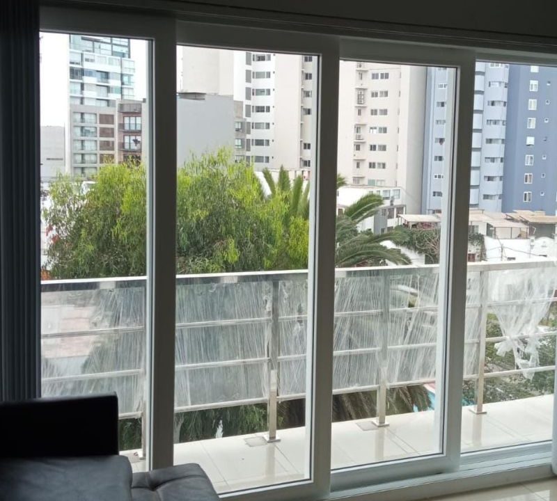 Qué tipos de mamparas existen para balcones pequeños y cómo aprovechar el espacio