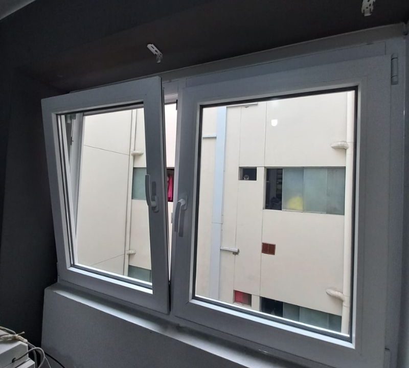 Tendencias 2025 en Mamparas de PVC para Interiores y Exteriores Diseño y Funcionalidad