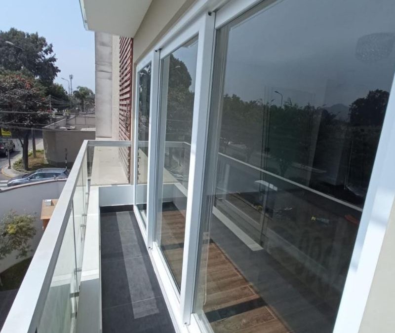 Tendencias 2025–2026 en diseño de mamparas para balcones perfiles minimalistas y acabados modernos