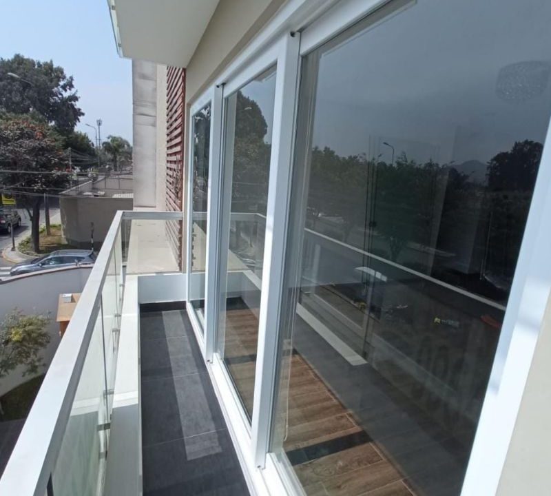 Tendencias 2025–2026 en diseño de mamparas para balcones perfiles minimalistas y acabados modernos