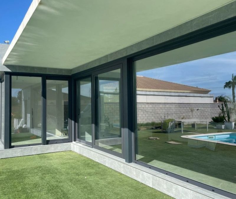 Ventajas de instalar mamparas de PVC en casas con jardín o patio