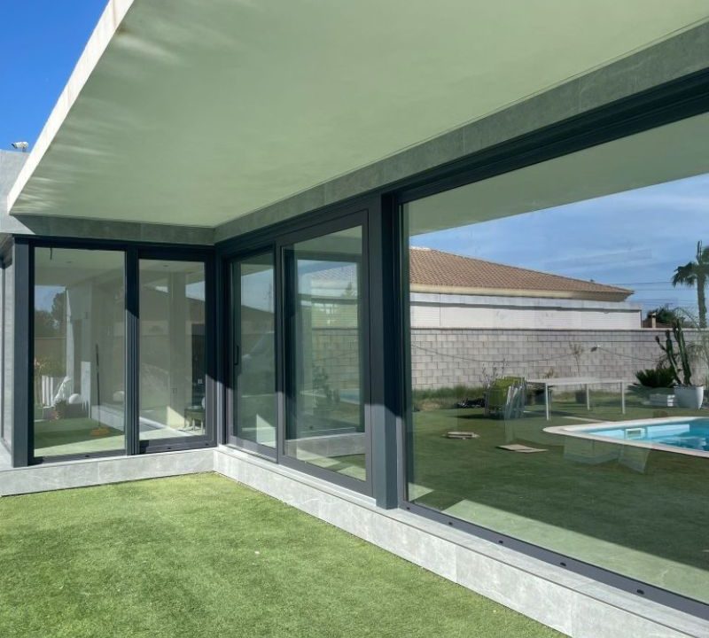 Ventajas de instalar mamparas de PVC en casas con jardín o patio