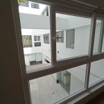 Ventanas antiruido en casas de Miraflores cómo aislar el ruido turístico