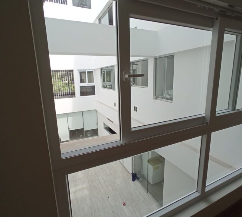 Ventanas antiruido en casas de Miraflores cómo aislar el ruido turístico