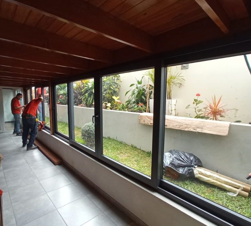 ¿Mamparas corredizas o plegables Pros y contras para tu balcón