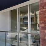 Balcones seguros para niños y mascotas gracias a las mamparas de PVC y vidrio