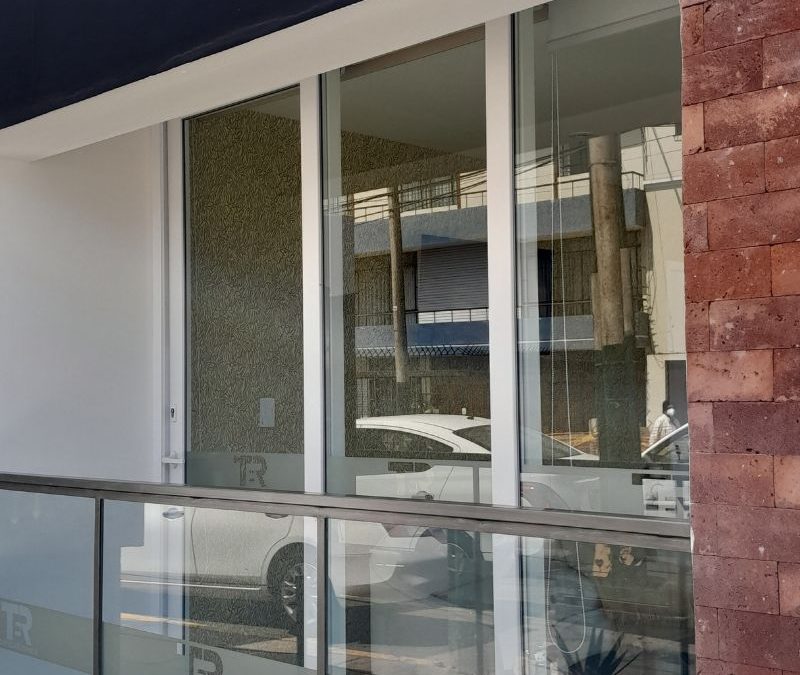 Balcones seguros para niños y mascotas gracias a las mamparas de PVC y vidrio