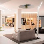 Cómo convertir tu balcón en un mini living gracias a las mamparas