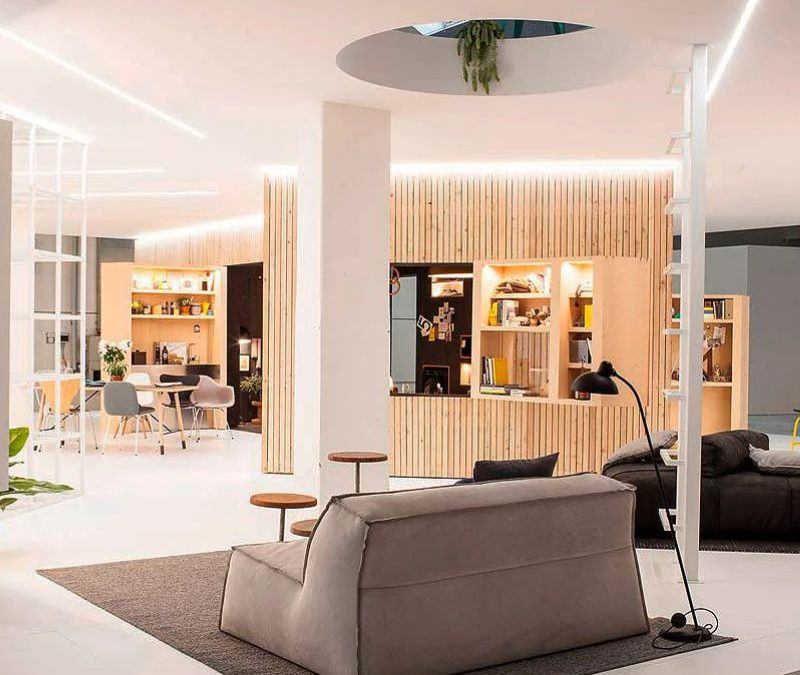 Cómo convertir tu balcón en un mini living gracias a las mamparas