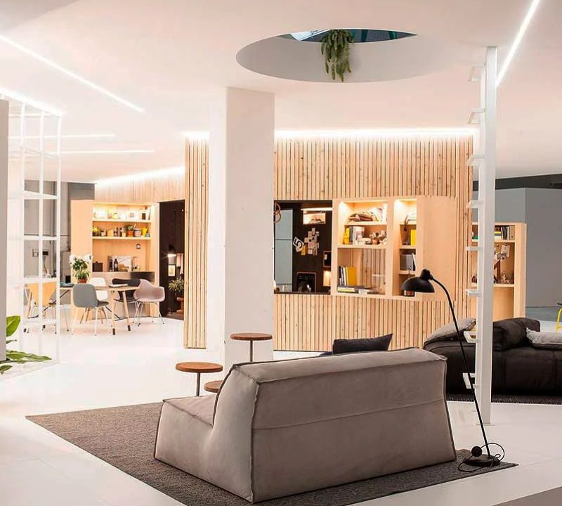 Cómo convertir tu balcón en un mini living gracias a las mamparas