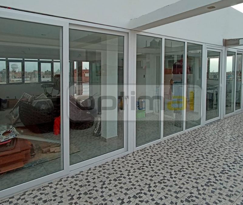 Mamparas de vidrio templado para balcones ventajas en seguridad y diseño