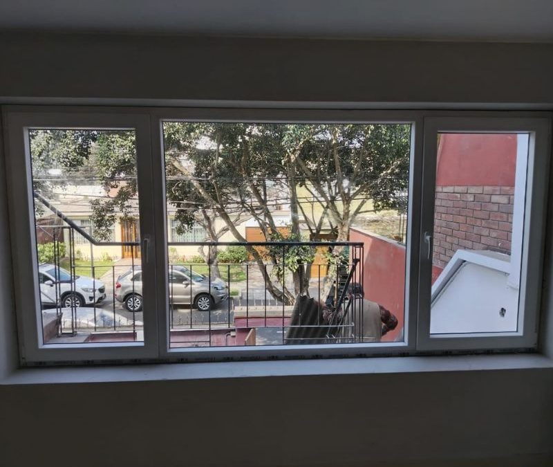 ¿Cómo afecta el grosor del vidrio en la reducción del ruido