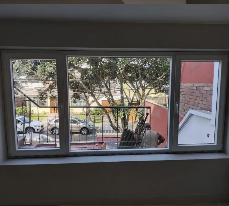 ¿Cómo afecta el grosor del vidrio en la reducción del ruido